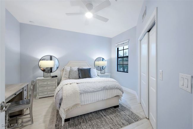 Guest suite 3 with desk | Image 15