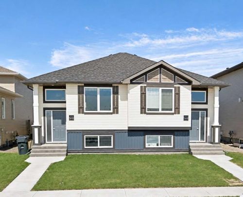 303 Coalbanks Blvd W, Home with 3 bedrooms, 2 bathrooms and 2 parking in Lethbridge AB | Card Image