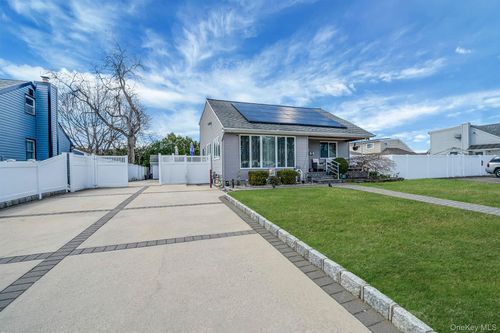 100 Anderson Ave, Babylon, NY, 11703-3216 | Card Image