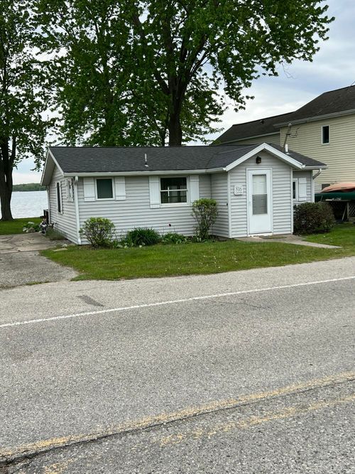 816 Lakeview Dr, Fremont, MI, 49412-8100 | Card Image