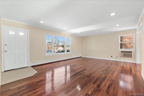 1-20 Alex Ln, Glen Cove, NY, 11542-4106 | Card Image