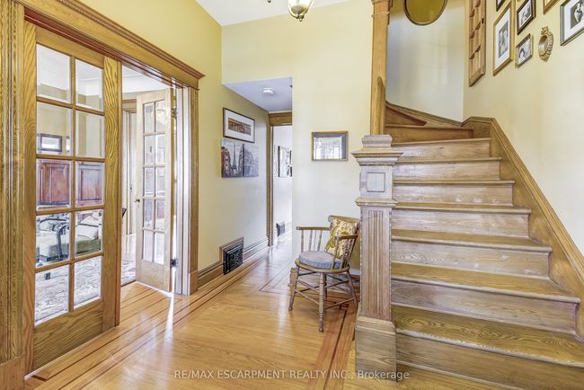 24 Ray St N, House other with 5 bedrooms, 3 bathrooms and 4 parking in Hamilton ON | Image 5