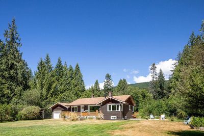 1520 Burton Rd, House other with 3 bedrooms, 2 bathrooms and 8 parking in Gibsons BC | Image 2