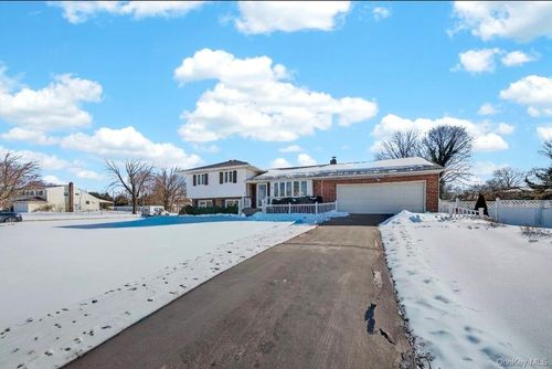 8 Whitebirch Ln, Commack, NY, 11725-2424 | Card Image