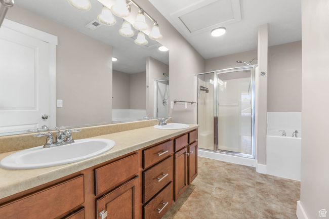 Primary bath with 2 sinks | Image 25