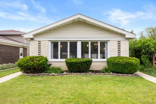 8104 Gross Point Rd, Morton Grove, IL, 60053-3509 | Card Image