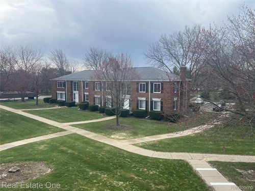 780 E Fox Hills Dr, Bloomfield Hills, MI, 48304-1306 | Card Image