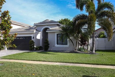 17864 Sw 1st St, House other with 3 bedrooms, 2 bathrooms and null parking in Pembroke Pines FL | Image 3