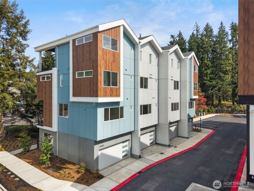 16002 Se 31st St, Bellevue, WA, 98008-5702 | Card Image