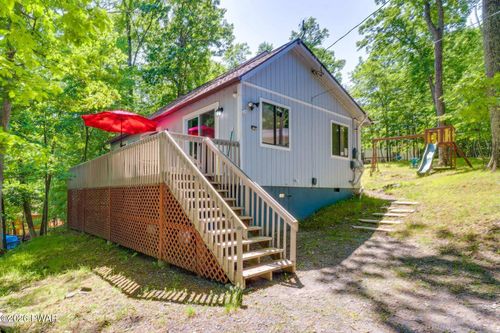 111 Park Ct, Bushkill, PA, 18324-8399 | Card Image