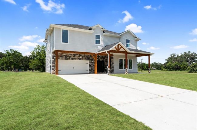 Wide driveway with ample parking space. | Image 4