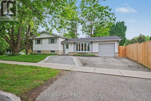 32 Oak Court, Aurora (Aurora Village), ON, L4G3J6 | Card Image