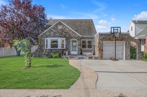 5 Avon Rd, New Hyde Park, NY, 11040-2103 | Card Image