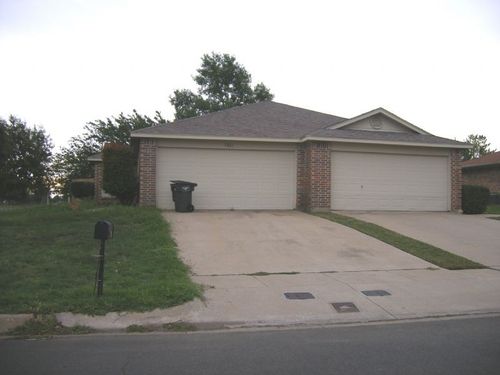 7601 Creekmoor Dr, Fort Worth, TX, 76133-7444 | Card Image