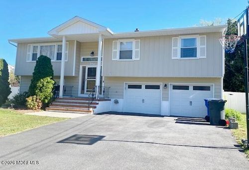 689 Hill Rd, Toms River, NJ, 08753-5512 | Card Image