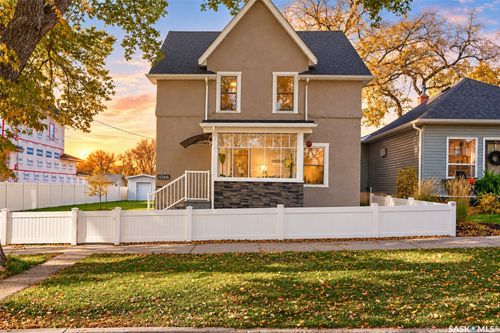 1066 Willow Avenue, Moose Jaw, SK, S6H1G7 | Card Image