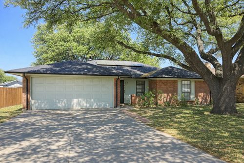 2820 Whitehurst Dr, Fort Worth, TX, 76133-6435 | Card Image