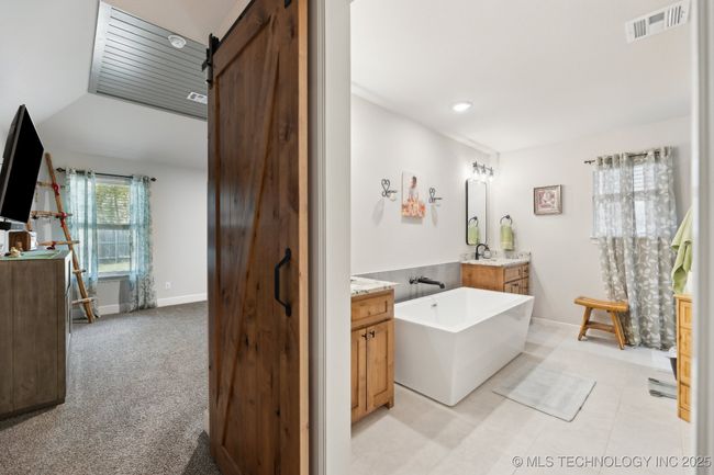 Attached breathtaking En-Suite. | Image 18