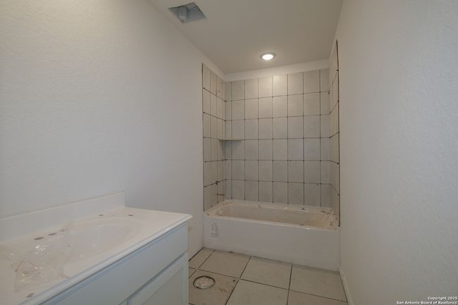 137 Cheyenne Dr, House other with 4 bedrooms, 3 bathrooms and null parking in Floresville TX | Image 23