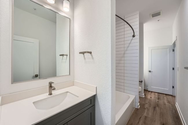 Full Jack and Jill bathroom. | Image 10
