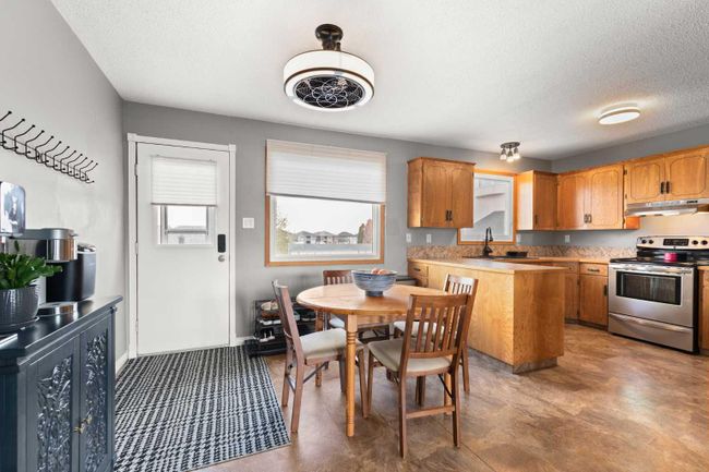 909 7 St Se, House detached with 4 bedrooms, 2 bathrooms and 2 parking in Redcliff AB | Image 8