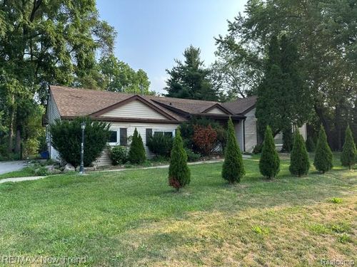 4510 W Maple Rd, Bloomfield Hills, MI, 48301-1413 | Card Image