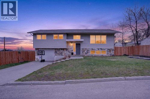 943 East Avenue, Pincher Creek, AB, T0K1W0 | Card Image