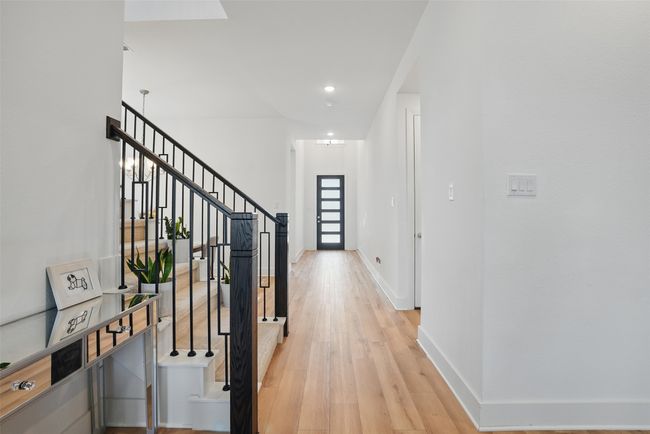 Wide and open entry way | Image 9