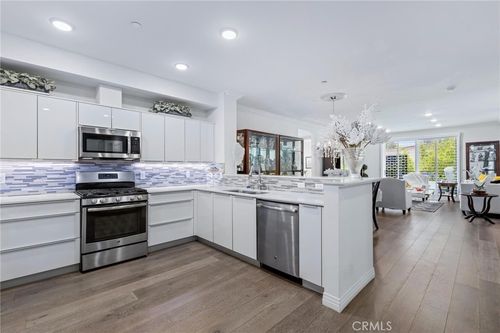 unit-202-5253 Vantage Ave, Valley Village, CA, 91607-2884 | Card Image