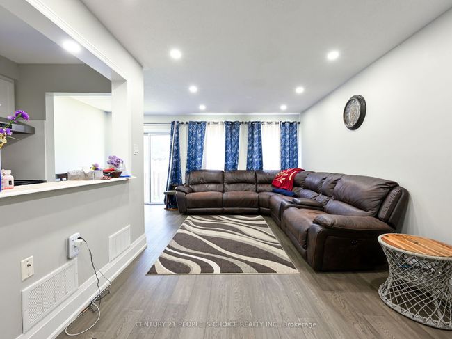 22 Gilgorm Rd, Condo with 3 bedrooms, 3 bathrooms and 1 parking in Brampton ON | Image 7