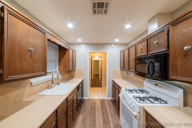 9511 S 190 Th East Ave, House other with 3 bedrooms, 2 bathrooms and null parking in Broken Arrow OK | Image 5