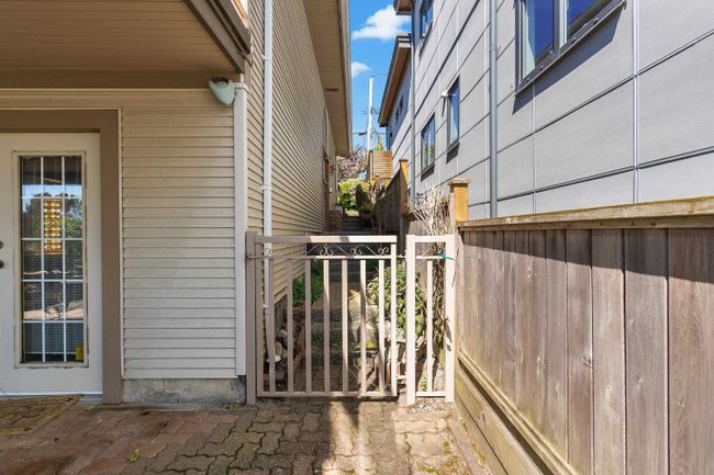 14774 Thrift Avenue, House other with 3 bedrooms, 2 bathrooms and 5 parking in White Rock BC | Image 5