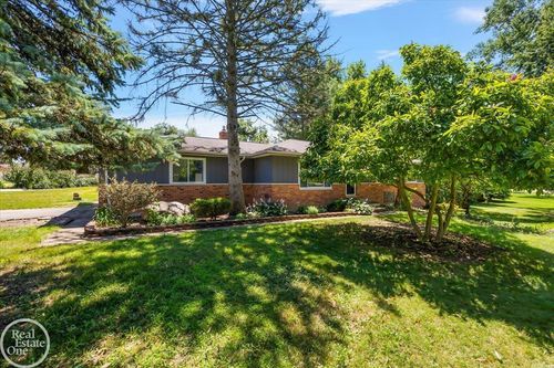 3910 Lake Oakland Shores Dr, Waterford, MI, 48329-2159 | Card Image