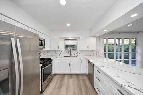 apt-205-5542 Holly St, Houston, TX, 77081-7433 | Card Image