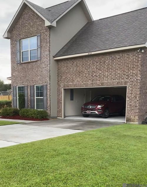 8902 Black Birch Ave, Zachary, LA, 70791-8348 | Card Image