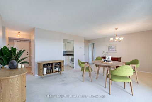 705-20 William Roe Blvd, Newmarket, ON, L3Y5V6 | Card Image