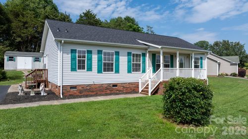952 Eastern Ridge Dr, Newton, NC, 28658-1682 | Card Image
