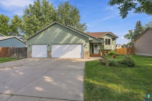 606 Chestnut St, Harrisburg, SD, 57032-2160 | Card Image