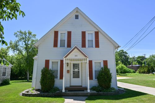 215 W Chestnut St, Port Washington, WI, 53074-2204 | Card Image