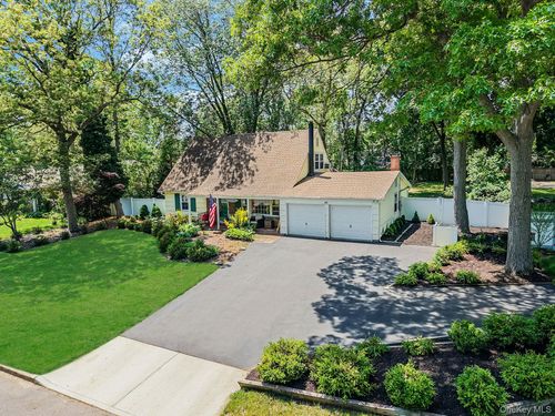 20 Wintergreen Dr, Coram, NY, 11727-2224 | Card Image