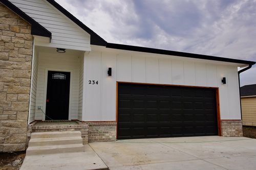 234 S Sycamore Dr, Valley Center, KS, 67147-1131 | Card Image