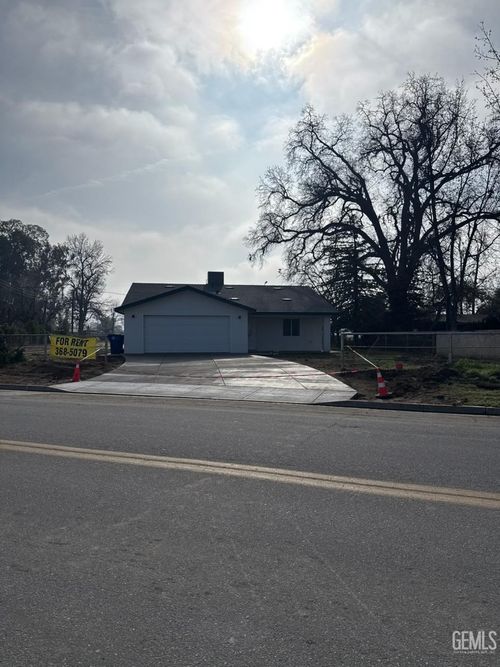 425 E Belle Ter, Bakersfield, CA, 93307-3719 | Card Image