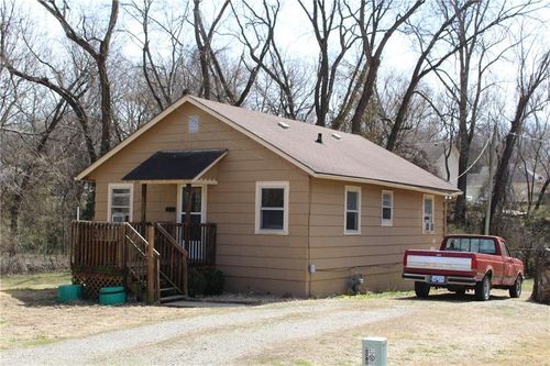 1027 Delaware St, Leavenworth, KS, 66048-6327 | Card Image