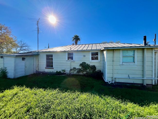 111 Fernandez Ave, House other with 3 bedrooms, 1 bathrooms and null parking in Devine TX | Image 18