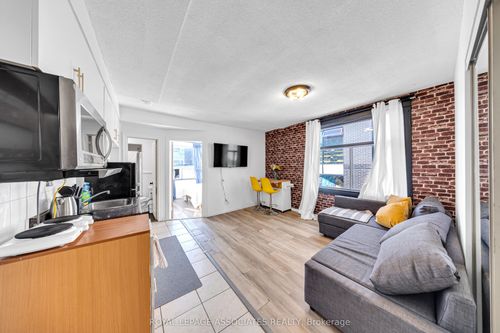 1532 Dundas St W, Toronto, ON, M6K1T5 | Card Image