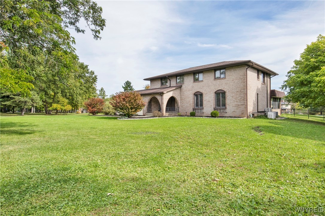 Winding Ln, Clarence, NY 14031