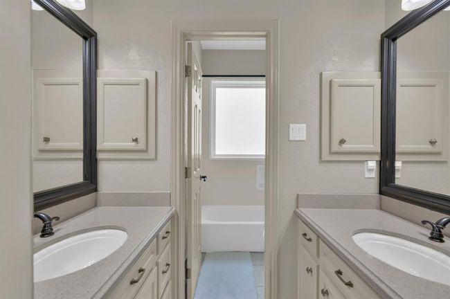 Hallway full Bathroom. Separated sinks and Tub/Shower combination. | Image 30
