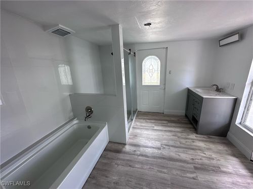 555 13th St N, NAPLES, FL, 34102-3427 | Card Image