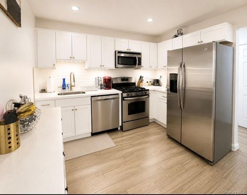 396 Country Club Ln, Pomona, NY, 10970-2526 | Card Image
