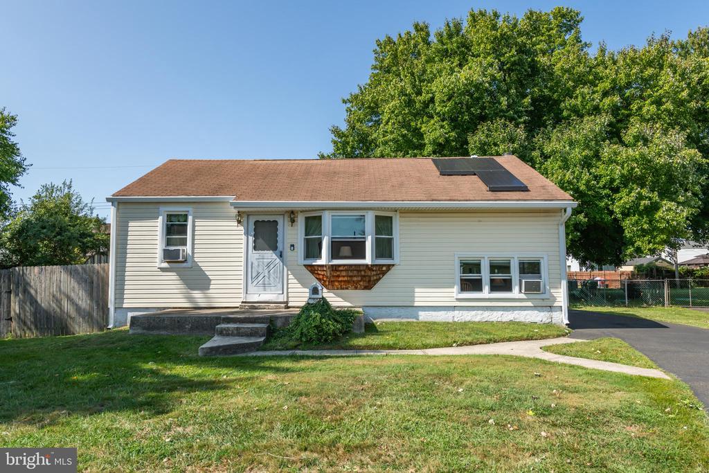 Green Lynne Dr, Levittown, PA 19057